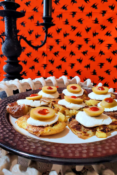 Welcome to Day 1 of Halloween Treats Week, 2019! Today I’m bringing you this hauntingly delicious Halloween Potato Eyes, or smashed creamer potatoes dressed up with goat cheese, olive slices, and Sriracha eyes.